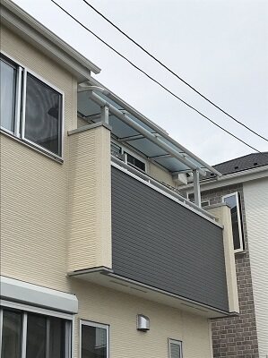 躯体式バルコニー屋根　ヴェクター 600N/平方メートル　柱奥行移動タイプ 関東間 間口:2間(3670mm) 出幅:3尺(870mm） 屋根形状/アール型 屋根/熱線遮断ポリカーボネート 柱2本 積雪:20cmまで